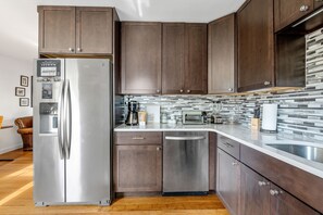 Fridge, microwave, oven, stovetop - Old Village Getaway | 5 Minute Drive To The Beach (Mount Pleasant)