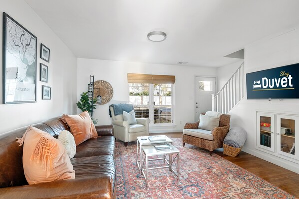 TV - Old Village Getaway | 5 Minute Drive To The Beach (Mount Pleasant)