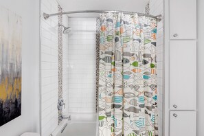 Haartrockner, Seife, Shampoo, Toilettenpapier