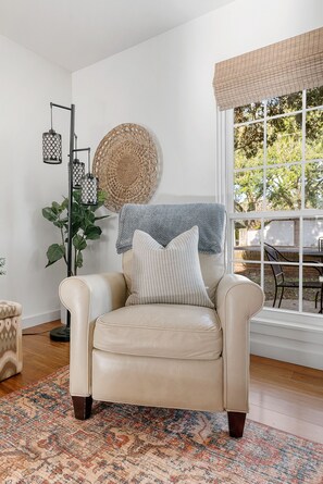 TV - Old Village Getaway | 5 Minute Drive To The Beach (Mount Pleasant)