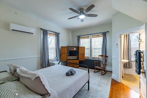 Comfort Room | 1 bedroom, individually decorated, individually furnished, free WiFi - The Grey Swan Inn (Blackstone)