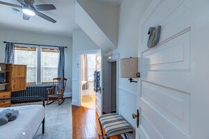 1 habitación, decoración personalizada y muebles diferentes 