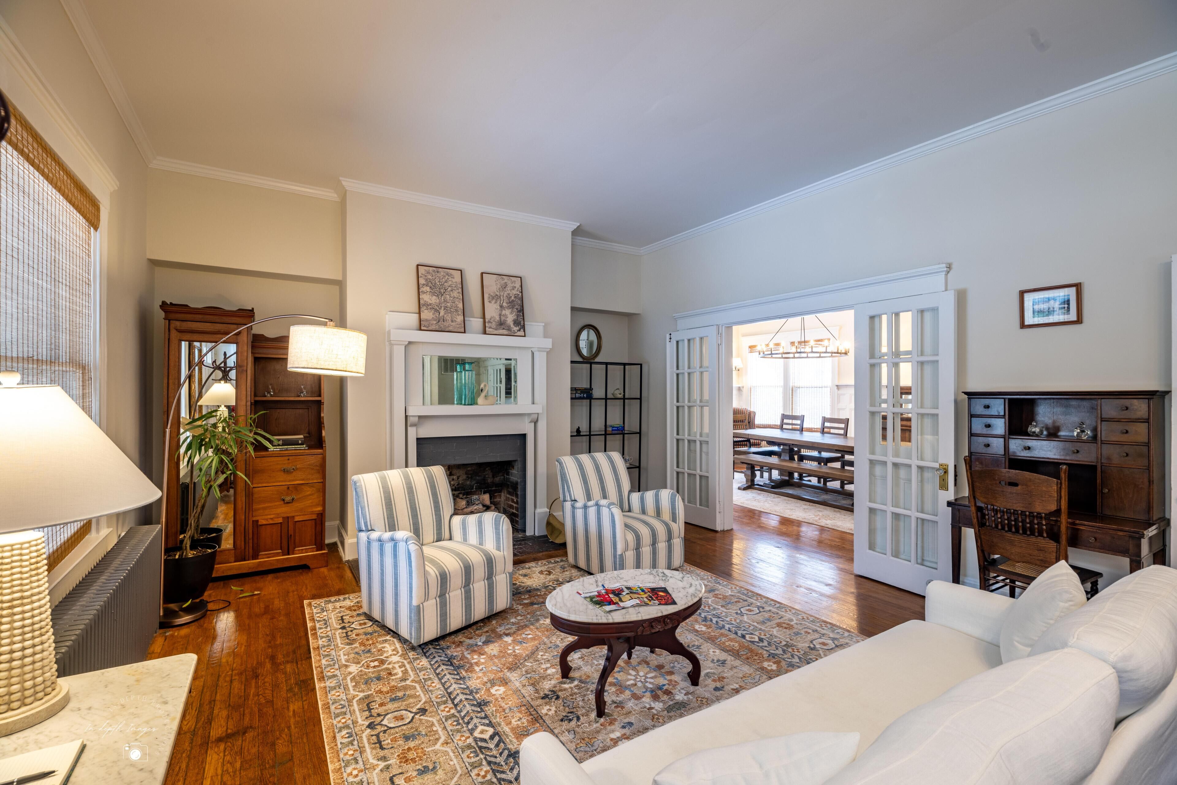 10 インチのスマートテレビ (ケーブル放送視聴可)