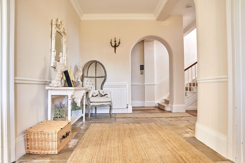 DOWNWOOD VINEYARD MANOR HOUSE - SLEEPS 16 | CELEBRATION HOUSE | HOT TUB | SWIMMING POOL | TENNIS COU