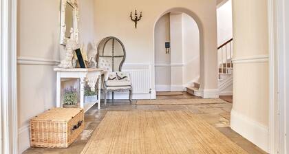 DOWNWOOD VINEYARD MANOR HOUSE - SLEEPS 16 | CELEBRATION HOUSE | HOT TUB | SWIMMING POOL | TENNIS COU