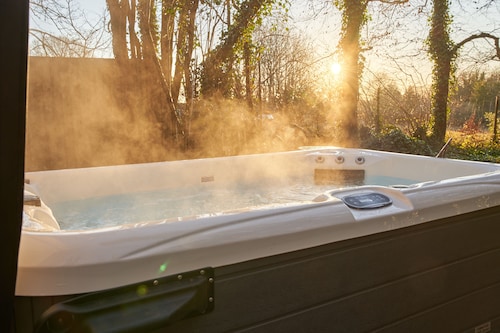 HONEYCOMBE TREEHOUSE - ROMANTIC ESCAPE | SLEEPS 2 | HOT TUB | BBQ | PATIO | WI-FI