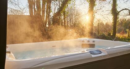 HONEYCOMBE TREEHOUSE - ROMANTIC ESCAPE | SLEEPS 2 | HOT TUB | BBQ | PATIO | WI-FI