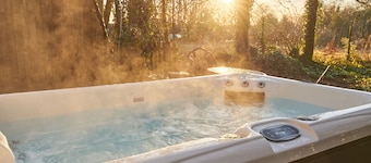 HAZEL - ROMANTIC ESCAPE |  SLEEPS 2 | HOT TUB | BBQ | PETS ALLOWED | WI-FI  | SECLUDED PATIO