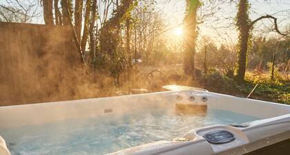 HAZEL - ROMANTIC ESCAPE |  SLEEPS 2 | HOT TUB | BBQ | PETS ALLOWED | WI-FI  | SECLUDED PATIO