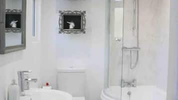 Combined shower/bathtub