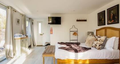 MEADOW - SLEEPS 2 | HOT TUB | BBQ | PETS ALLOWED | WI-FI | SECLUDED PATIO