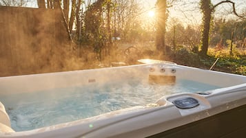 Bañera de hidromasaje al aire libre