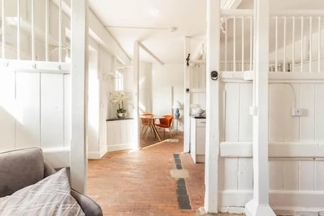 TV. STABLE - UNIQUE STAY | SLEEPS 2 | PETS ALLOWED | WI-FI