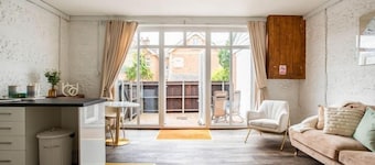 PRIMROSE - UNIQUE STAY | SLEEPS 2 | PETS ALLOWED | HOT TUB | BBQ | PATIO | WI-FI