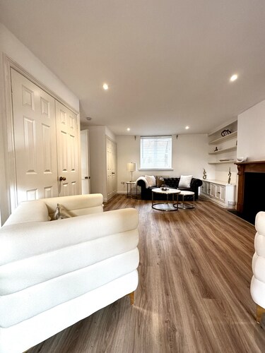 Luxurious Snowdrop Cabin with Private Hot Tub