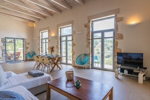 Televisión, reproductor de DVD y estéreo