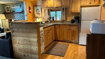 Fridge, oven, stovetop, coffee/tea maker