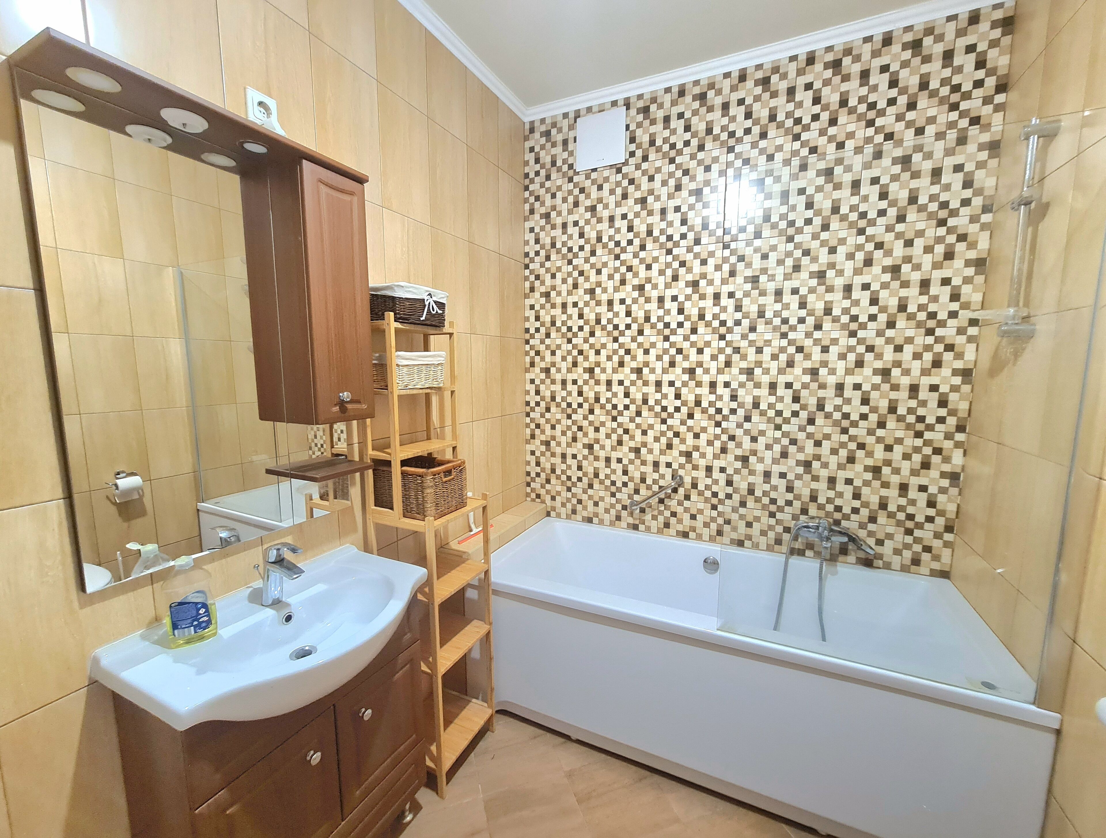 Chuveiro, secador de cabelo, toalhas de banho, sabonete