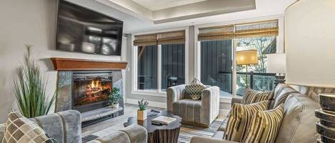 Televisie, een open haard en een kantoor