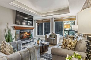 Televisión, chimenea y oficina 