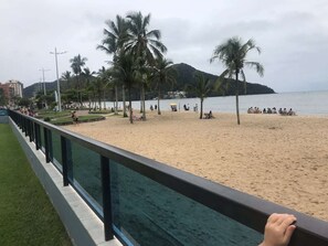 Sulla spiaggia, lettini da mare