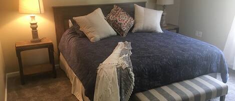 Una cassaforte in camera, una scrivania, ferro/asse da stiro