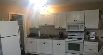 cozy, quiet, rural hideaway close to everything south