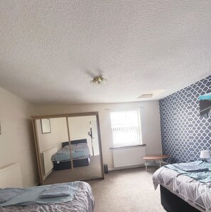 3 chambres, fer et planche à repasser, Wi-Fi, draps fournis