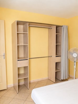 3 bedrooms, iron/ironing board, WiFi (free), bed sheets