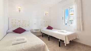 2 slaapkamers, een strijkplank/strijkijzer, beddengoed