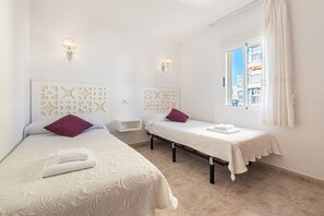 2 slaapkamers, een strijkplank/strijkijzer, beddengoed