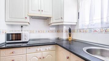 Een koelkast, een magnetron, een kookplaat