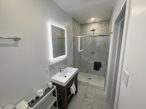 Chambre Double Classique, 1 grand lit, non-fumeur, salle de bains attenante | Salle de bain