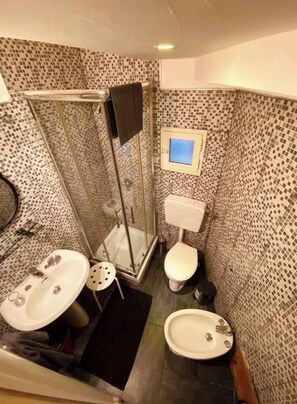 Een haardroger, handdoeken, zeep, toiletpapier