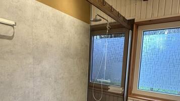 Dusche, Haartrockner, Seife, Toilettenpapier