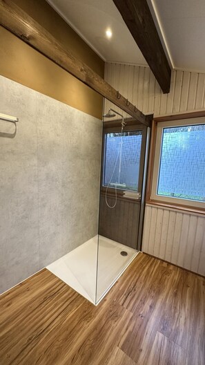 Shower, hair dryer, soap, toilet paper - Modern vacation home in the middle of the Lüneburg Heath (Faßberg)