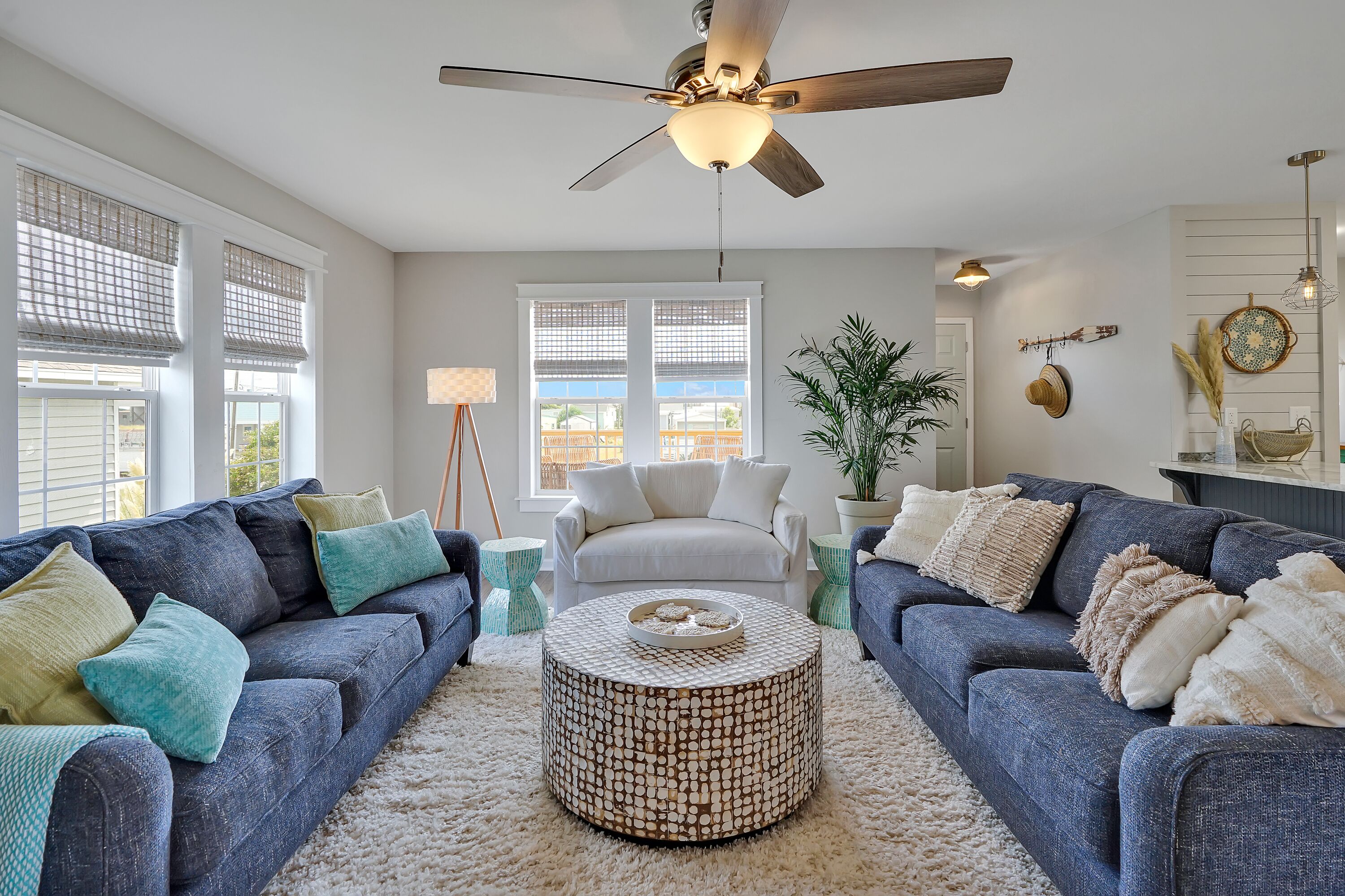 Smart-TV, Tischtennisplatte, Bücher