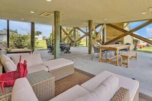 Outdoor dining - Sunset Sound Cottage -Waterfront with sweeping sound views -2 min walk to beach (North Topsail Beach)