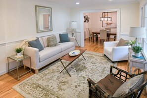 TV, fireplace, video games - Luxurious 3 BR/2 BA w/ Patio Deck, Wet Bar, Ping-Pong, Arcade, & King Bed (Columbia)