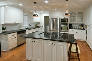 Fridge, microwave, oven, stovetop - Luxurious 3 BR/2 BA w/ Patio Deck, Wet Bar, Ping-Pong, Arcade, & King Bed (Columbia)