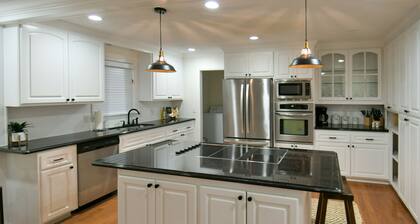 Luxurious 3 BR/2 BA w/ Patio Deck, Wet Bar, Ping-Pong, Arcade, & King Bed