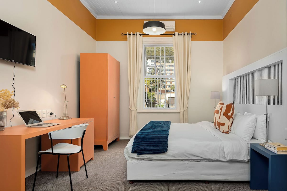 Tabla de planchar con plancha, wifi gratis y ropa de cama