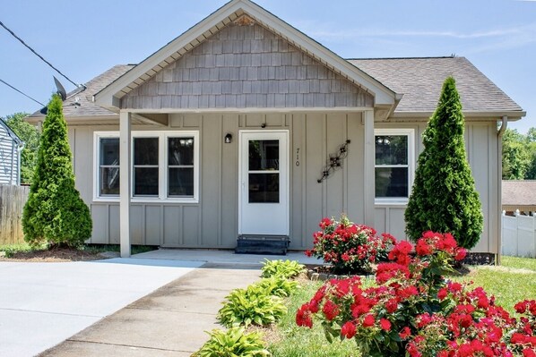 Exterior detail - The Casa #2 - Close 2 UNCSA/DT/I40/Hospitals/Shopping (Winston-Salem)