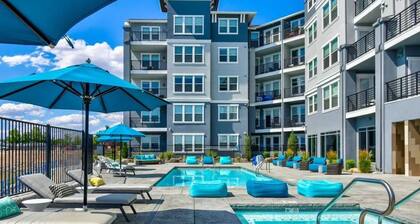 Designer Apt. with Jacuzzi. Walk To Casino & iMax