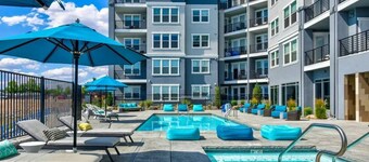 Designer Apt. with Jacuzzi. Walk To Casino & iMax