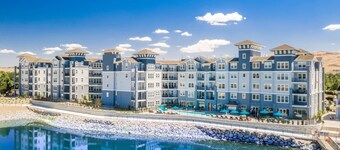 Designer Apt. with Jacuzzi. Walk To Casino & iMax