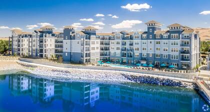 Sparks Marina 2BR · Waterfront Views, Jacuzzi & Pool