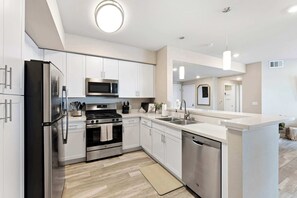 Réfrigérateur, four à micro-ondes, un four, surface de cuisson