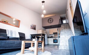 Comfort Duplex, Terrace (gite marron) | Living area | 100-cm LED TV with satellite channels, TV, books - SOUS LES PINS (La Londe-les-Maures)