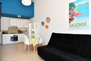 Dúplex Confort, Terraza (gite bleu) | Cocina privada | Cafetera de espresso, cafetera y tetera y tetera eléctrica 